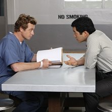 Simon Baker e Tim Kang in una scena dell'episodio Black Gold and Red Blood di The Mentalist
