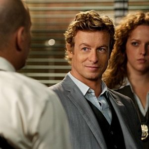 Simon Baker in una scena dell'episodio Black Gold and Red Blood di The Mentalist