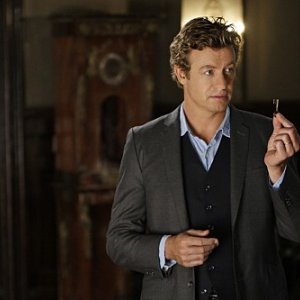 Simon Baker in una scena dell'episodio Red Scare di The Mentalist