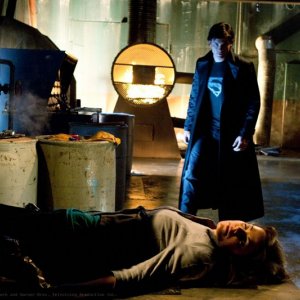 Tom Welling ed Erica Durance in una momento dell'episodio Metallo della nona stagione di Smallville
