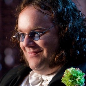 Un primo piano di Winslow Schott / Toyman (Chris Gauthier) nell'episodio Echo della serie Smallville