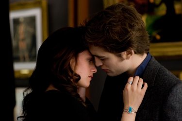 Una romantica scena con Kristen Stewart e Robert Pattinson nel secondo film della Saga Twilight