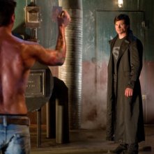 Una scena della puntata Metallo di Smallville, con Brian Austin Green e Tom Welling