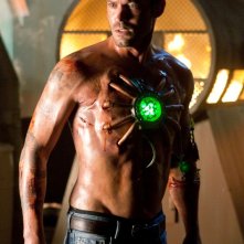 Uno sconvolto Metallo (Brian Austin Green) in una scena dell'episodio Metallo di Smallville