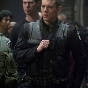 Brian J. Smith è Matthew Scott in una scena della premiere di Stargate Universe