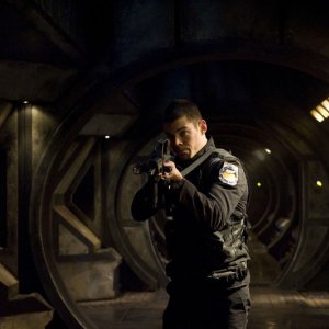 Brian J. Smith in una scena di azione della premiere di Stargate Universe