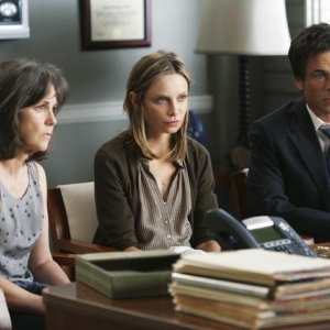 Brothers & Sisters: Rob Lowe, Calista Flockhart e Sally Field nell'episodio Almost Normal