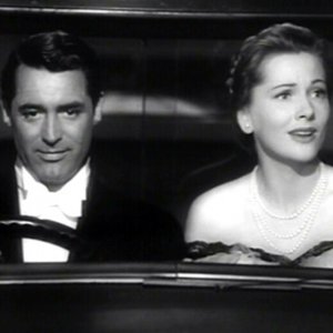 Cary Grant accanto a Joan Fontaine in una scena del film Il sospetto ( 1941 )