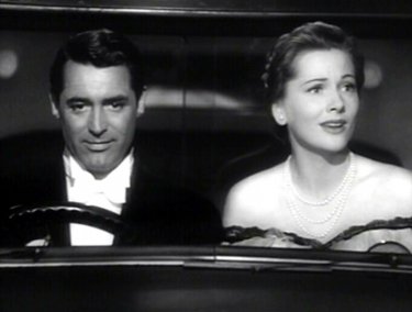 Cary Grant accanto a Joan Fontaine in una scena del film Il sospetto ( 1941 )