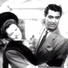 Cary Grant e una sorridente Joan Fontaine in una scena del film Il sospetto ( 1941 )