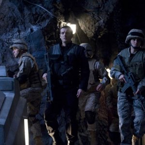 Everett Young (Justin Louis) e un gruppo di soldati in una scena della premiere di Stargate Universe