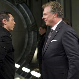 Il Colonnello Telford (Lou Diamond Phillips) parla con Alan Armstrong (Christopher McDonald) in una scena della premiere di Stargate Universe
