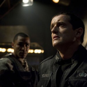 Jamil Walker Smith e Justin Louis in una scena d'azione della premiere di Stargate Universe