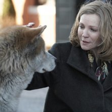 Joan Allen con Hachiko in una scena dell'omonimo film