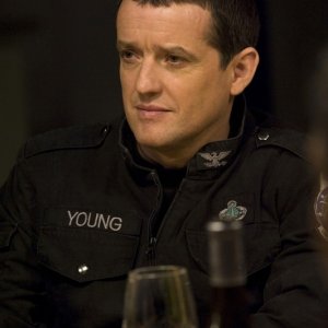 Justin Louis è Everett Young in una scena della premiere di Stargate Universe