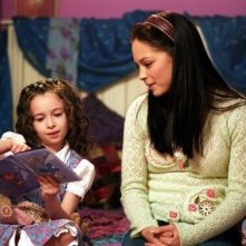 Kristin Kreuk e la piccola Jodelle Ferland nell'episodio Clonata per amore di Smallville