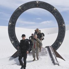 Lo Squadra Attraversa Lo Stargate E Giunge In Un Area Desertica Nell Episodio Air Part 3 Di Stargate Universe 134865