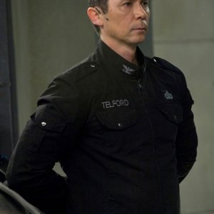 Lou Diamond Phillips è Colonnello Telford in una scena della premiere di Stargate Universe