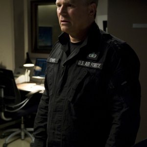 Richard Dean Anderson è Tenente Generale Jack O'Neill in una scena della premiere di Stargate Universe