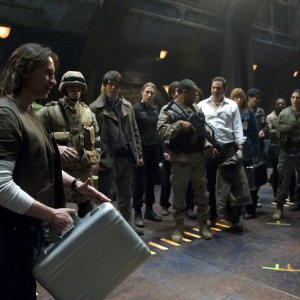 Robert Carlyle durante una scena della premiere di Stargate Universe