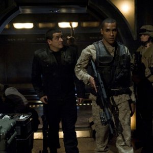 Ronald Greer (Jamil Walker Smith) e Everett Young (Justin Louis) in una scena della premiere di Stargate Universe