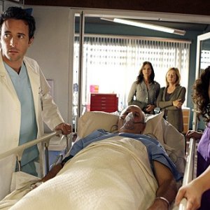 Three Rivers: Alex O'Loughlin, Justina Machado e James Dumont in una scena dell'episodio Alone Together