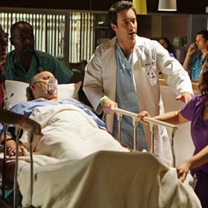Three Rivers: Alex O'Loughlin, Justina Machado e James Dumont nell'episodio Alone Together