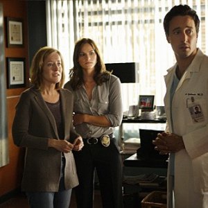 Three Rivers: Alex O'Loughlin, Kelly Overton e James Dumont nell'episodio Alone Together