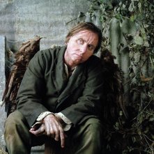 Tim Roth in una scena del film Skellig