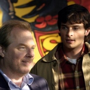 Tom Welling e Michael McKean dell'episodio Storie di alieni di Smallville