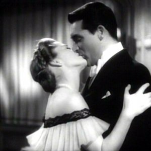 Un bacio appassionato tra Cary Grant e Joan Fontaine in una scena del film Il sospetto ( 1941 )