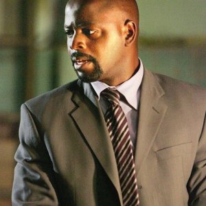 Alimi Ballard è David Sinclair in una scena dell'episodio Hangman di Numb3rs