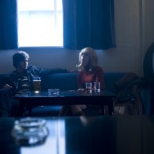 Andrew Garfield e Rebecca Hall in una scena del film Red Riding: 1974