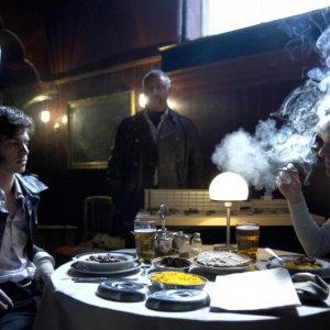 Andrew Garfield e Sean Bean in una scena del film Red Riding: 1974