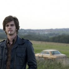 Andrew Garfield in una scena del film Red Riding: 1974