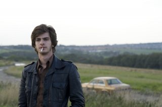 Andrew Garfield in una scena del film Red Riding: 1974