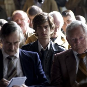 Andrew Garfield in una scena del film Red Riding: 1983