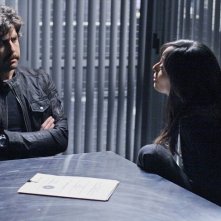 Aya Sumika E La Guest Star Adam Goldberg Nella Scena Di Un Interrogatorio Nell Episodio Where Credit S Due Di Numb3Rs 134930