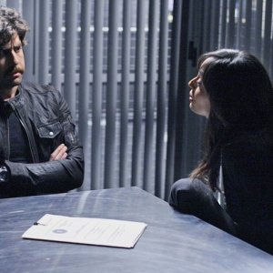 Aya Sumika e la guest star Adam Goldberg nella scena di un'interrogatorio nell'episodio Where Credit's Due di Numb3rs