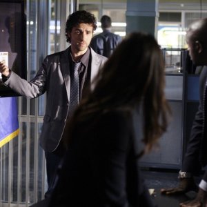 Charlie (David Krumholtz) in una scena dell'episodio Where Credit's Due