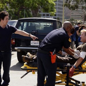 Don Eppes (Rob Morrow) parla con un ferito Pete Fox (Gregg Henry) in una scena dell'episodio Friendly Fire di Numbers