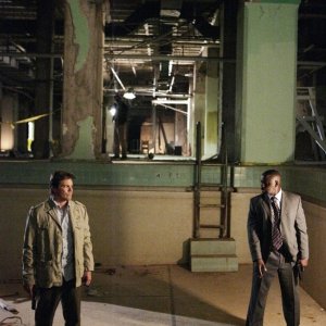Dylan Bruno e Alimi Ballard nell'episodio Hangman della sesta stagione di Numb3rs