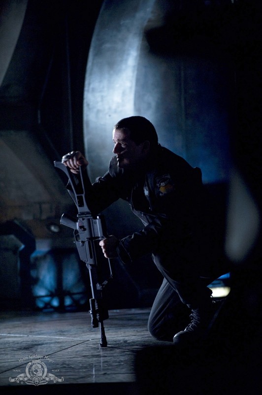 Everett Young Interpretato Da Justin Louis In Una Scena Sulla Nave Dell Episodio Darkness Di Stargate Universe 134906