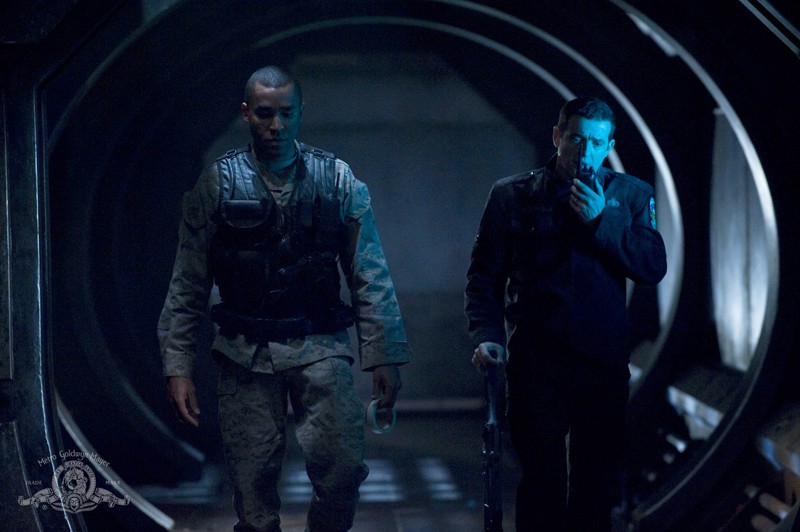 Jamil Walker Smith E Justin Louis Camminano Per La Nave Nell Episodio Darkness Di Stargate Universe 134905
