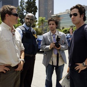 L'agente Don Eppes (Rob Morrow) e David Sinclair (Alimi Ballard) in una scena dell'episodio Friendly Fire di Numb3rs