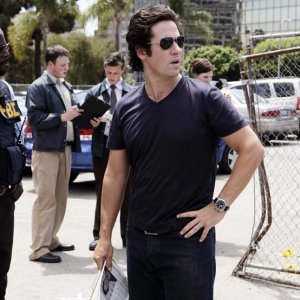 L'agente Don Eppes (Rob Morrow) in una scena dell'episodio Friendly Fire