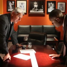 L'Agente Gibbs (Mark Harmon) discute con Leon Vance (Rocky Carroll) in una scena dell'episodio Good Cop, Bad Cop di Navy NCIS