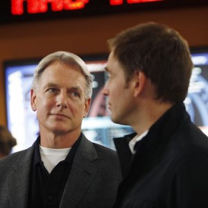 Mark Harmon parla con Michael Weatherly in una scena dell'episodio Good Cop, Bad Cop di Navy N.C.I.S.