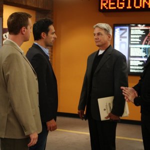 Mark Harmon, Sean Murray e Michael Weatherly in un momento dell'episodio Good Cop, Bad Cop di Navy N.C.I.S.