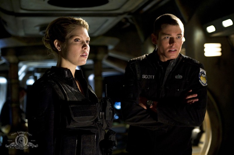 Matthew Scott Brian J Smith E Tamara Johansen Alaina Kalanj In Una Scena Dell Episodio Darkness Di Stargate Universe 134899